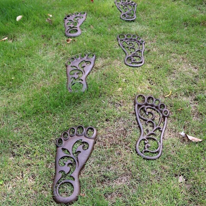 EatingBiting 2PCs Heavy Duty Cast Iron Footprint Stepping Mats Garden Lawn Panel Landscaping Long Sturdy Metal Left & Right, Retro Elegant Decorative Mat for Garden Lawn Panel Walkway