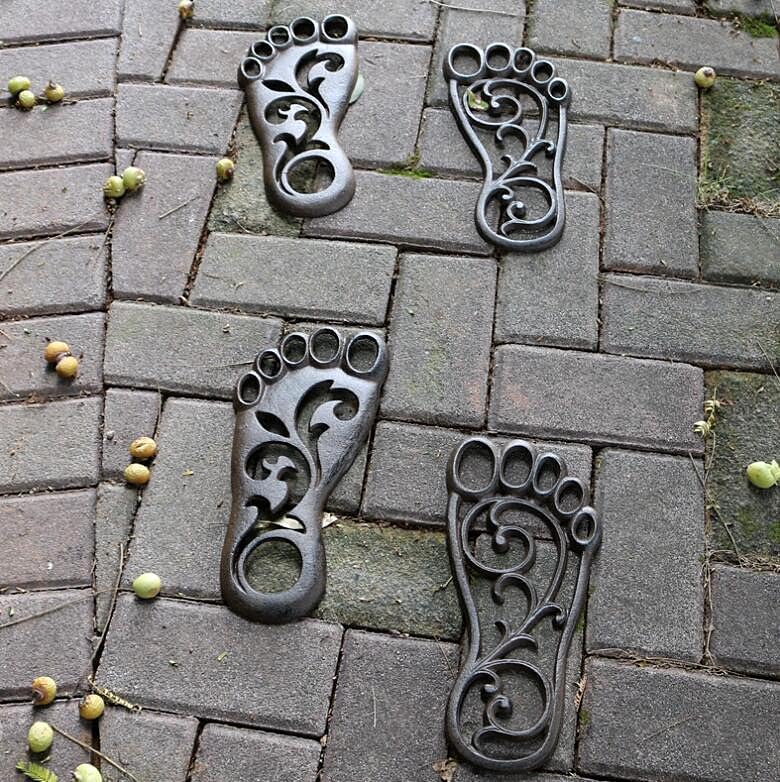 EatingBiting 2PCs Heavy Duty Cast Iron Footprint Stepping Mats Garden Lawn Panel Landscaping Long Sturdy Metal Left & Right, Retro Elegant Decorative Mat for Garden Lawn Panel Walkway