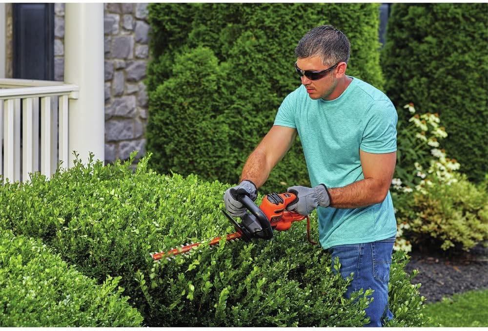BLACK+DECKER Electric Hedge Trimmer, 16-Inch (BEHT100)