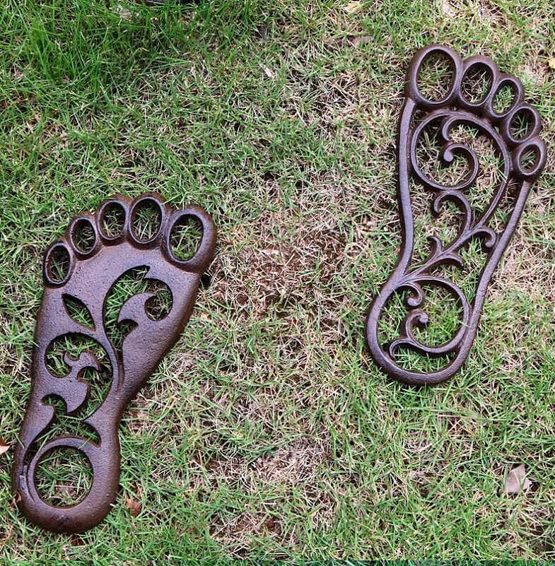 EatingBiting 2PCs Heavy Duty Cast Iron Footprint Stepping Mats Garden Lawn Panel Landscaping Long Sturdy Metal Left & Right, Retro Elegant Decorative Mat for Garden Lawn Panel Walkway