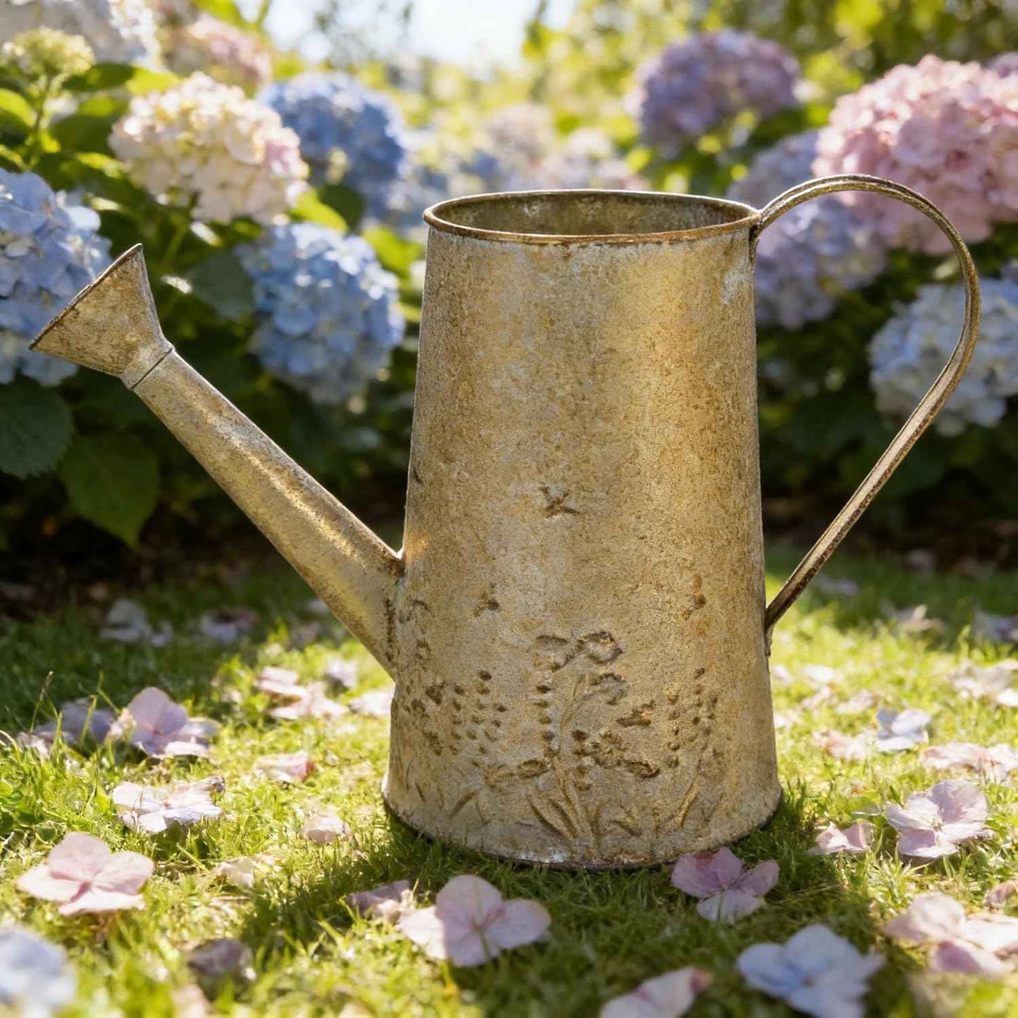Vintage Metal Watering Can with Floral Embossed Design Garden Distressed Gold Decorative Watering Pot Planter Farmhouse Waterer for Home Indoor Outdoor Garden Balcony Courtyard