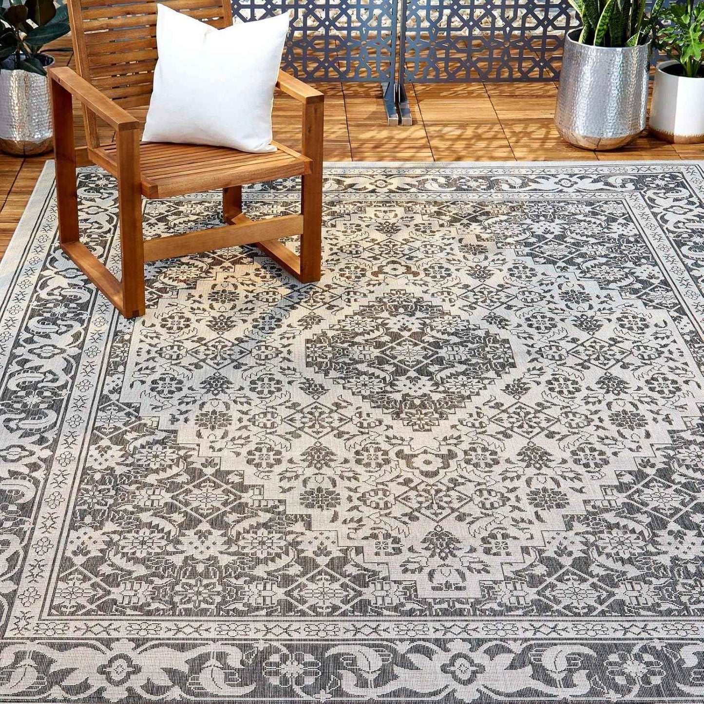 Nicole Miller New York Patio Country Dahlia Transitional Medallion Indoor/Outdoor Area Rug, Grey/Black, 7'9"x10'2"